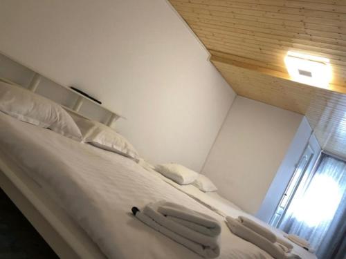 Ένα ή περισσότερα κρεβάτια σε δωμάτιο στο CABANA MARIA-PETRIMANU