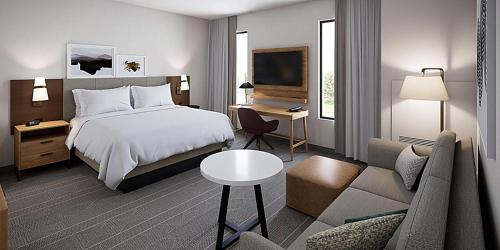 Habitación de hotel con cama y escritorio en Staybridge Suites - Houston NW Cypress Crossings , an IHG Hotel en Houston