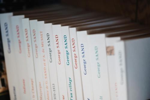 a row of books on a book shelf at Sure Hotel by Best Western Châteauroux in Le Poinçonnet