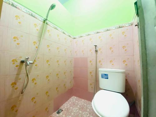Bilik mandi di Hotel Gerung 1 near Alun Alun Nganjuk Mitra RedDoorz