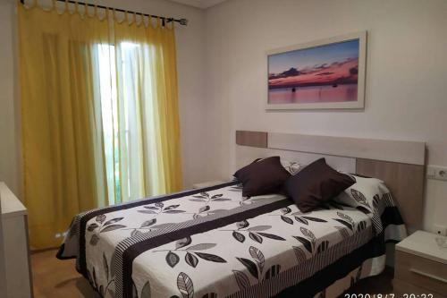 - une chambre avec un lit et une fenêtre dans l'établissement APARTAMENTO Al Andalus Residencial, à Vera