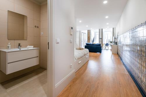 La salle de bains est pourvue d'un lavabo et d'un comptoir. dans l'établissement GuestReady - Back to Road to Greenhouse, à Porto
