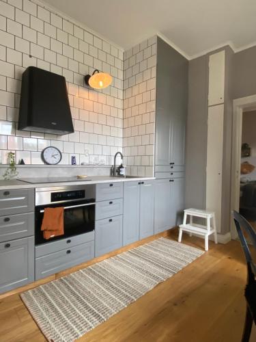 a kitchen with a sink and a stove top oven at lägenhet på innergården in Alingsås