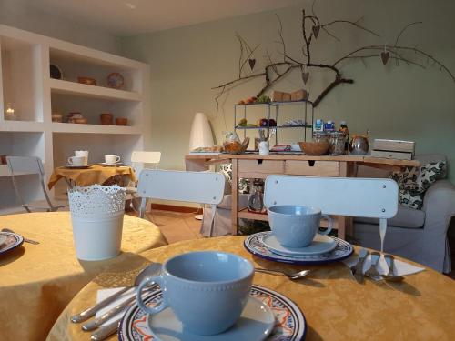a table with blue cups and plates on top of it at cà bianca in Latisana