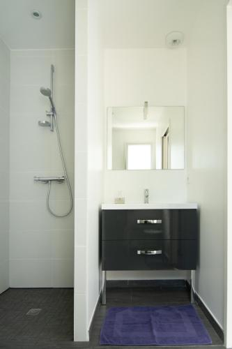 une salle de bain avec un lavabo noir et un miroir dans l'établissement Studio indépendant chez l’habitant au calme (n°2), à Dompierre-sur-Yon