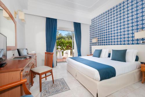 Postel nebo postele na pokoji v ubytování Atlantic Palace Hotel