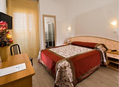 Hotel Antonella & Mael tesisinde bir odada yatak veya yataklar