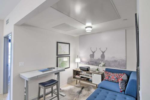 Posezení v ubytování Chic Bozeman Apartment - 1 Block Off West Main St!