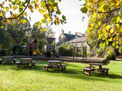 Taman di luar Wheatsheaf, Baslow by Marston's Inns