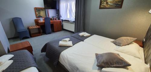 Katil atau katil-katil dalam bilik di Hotel Bursztynowy