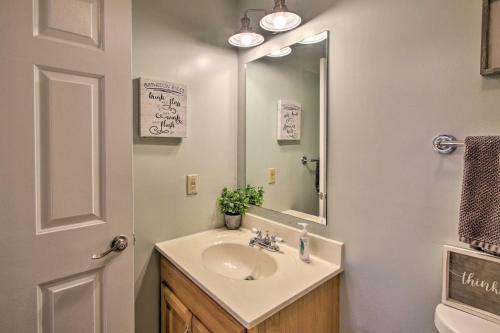 Ένα μπάνιο στο Cozy Bartlett Condo 1 Mi to Attitash Ski Resort!