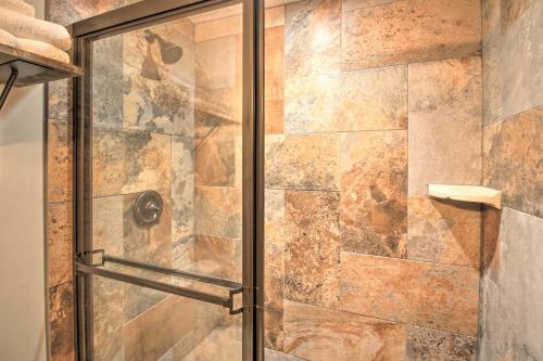 Bilik mandi di Slopeside Burke Mtn Condo with Amenity Access!