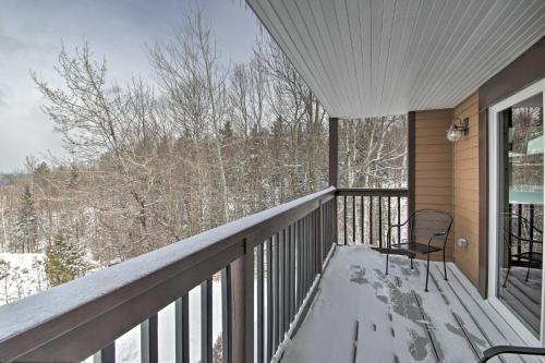 Balkoni atau teres di Slopeside Burke Mtn Condo with Amenity Access!