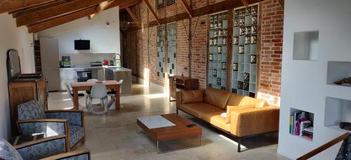 un salon avec un canapé et une table dans l'établissement La Grange d'Hardy, à Soustons
