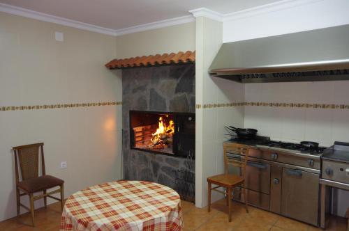 uma cozinha com lareira no canto de um quarto em Casa Rural Javier El Molino em Las Majadas