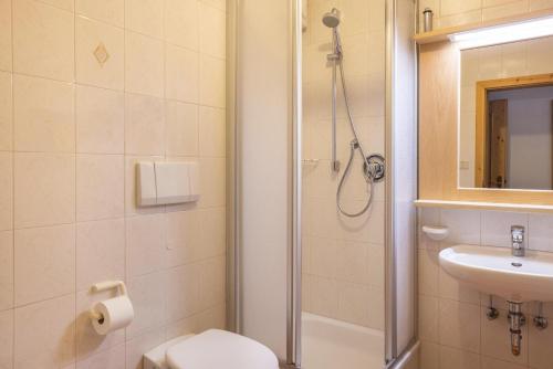 Ένα μπάνιο στο Apartment Edelweiß Oberachrain