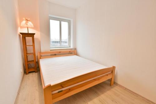 Een bed of bedden in een kamer bij Apartament Aleksander