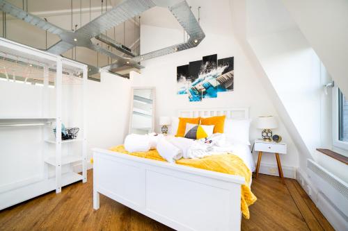 Grade II Listed Penthouse Cardiff Bay With Luxury Bath Robes & SPA Toiletries, Cardiff, Marea Britanie