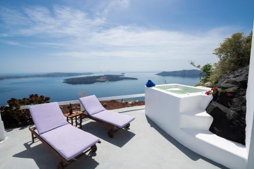 伊莫洛維里的住宿－Iatis View Collection，阳台设有两把椅子和一个浴缸,享有海景。