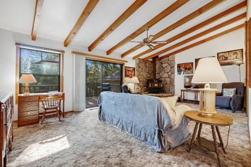 Χώρος καθιστικού στο Mountain Springs Lodge