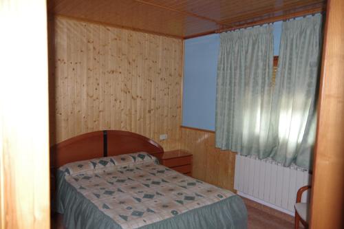 拉斯馬哈達斯的住宿－CASA RURAL JAVIER EL BALCÓN APARTAMENTO 6 PERSONAS，一间小卧室,配有床和窗户