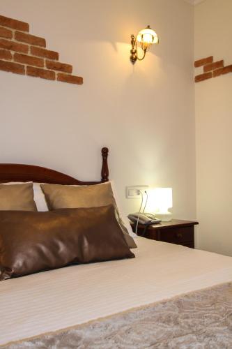a bedroom with a bed and a lamp on a table at Hotel Rural El Espino in Cangas de Onís