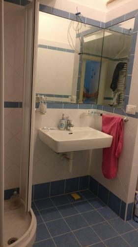 a bathroom with a sink and a mirror and a shower at Duplex Itri in Itri