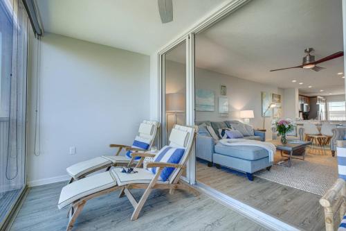 ein Wohnzimmer mit einem blauen Sofa und Stühlen in der Unterkunft Bay Tree Beach Side in Sarasota