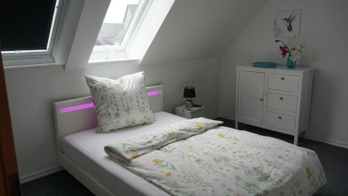 Un pat sau paturi într-o cameră la Ferienwohnung,Haus Elisa 2