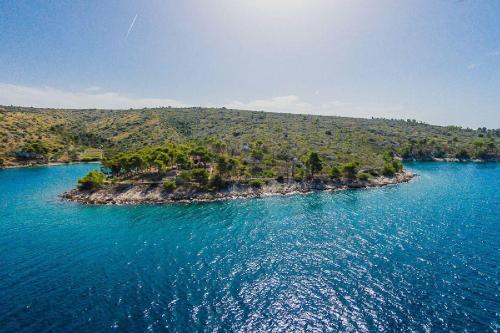 an island in the middle of a large body of water at House Vesna Kupinova in Milna
