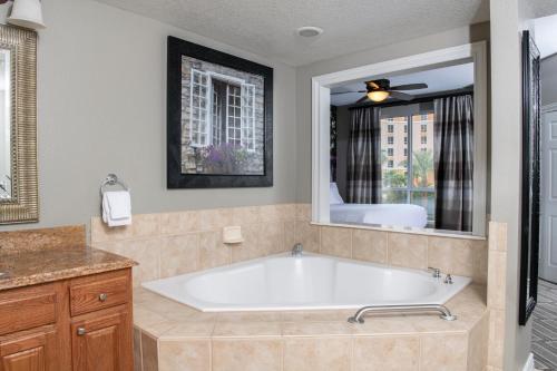 eine Badewanne im Bad mit Fenster in der Unterkunft Club Wyndham Grand Desert in Las Vegas