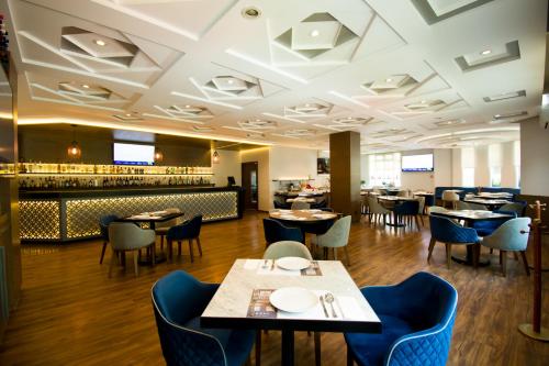 a restaurant with tables and chairs and a bar at KALI Escandón Mexico City in Mexico City