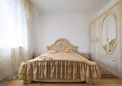 Een bed of bedden in een kamer bij Guest House On Maksimova 9