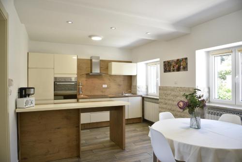 Η κουζίνα ή μικρή κουζίνα στο Apartments Nona