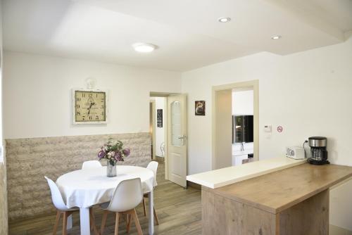 Η κουζίνα ή μικρή κουζίνα στο Apartments Nona