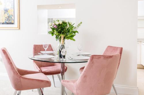
A restaurant or other place to eat at 16 Lansdown -By Luxury Apartments

