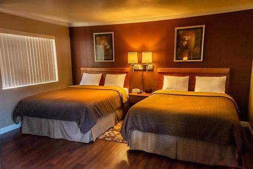 En eller flere senge i et værelse på Maple Leaf Motel
