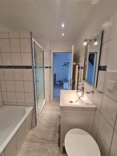 Un baño con bañera, inodoro y lavabo. en Saltwater Happy, en Büsum