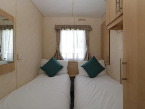 Säng eller sängar i ett rum på The Coop - Family Friendly caravan near Glastonbury & Street