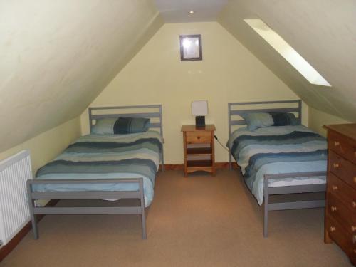 Giường trong phòng chung tại Springwell Cottage