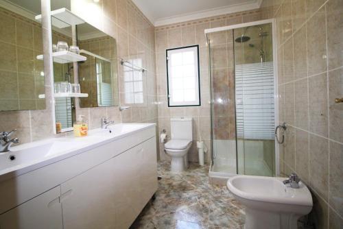 Ett badrum på Quinta Das Flores, Lote 9