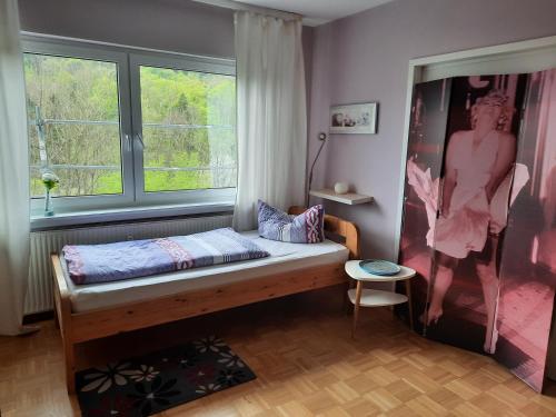 ゲルンハウゼンにあるRottgartenの小さなベッドルーム(ベッド1台、窓付)