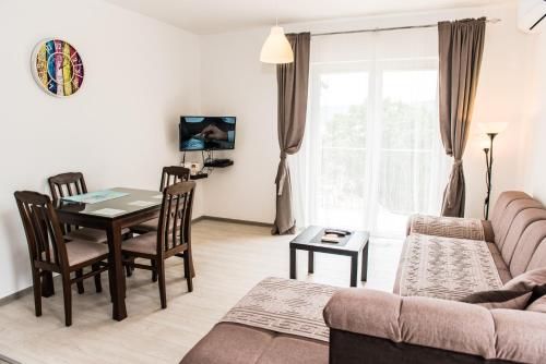 un soggiorno con divano e tavolo di Apartment Adriatic Blue a Tivat
