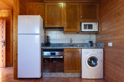 a kitchen with a refrigerator and a washing machine at ALEDORURAL in Aledo