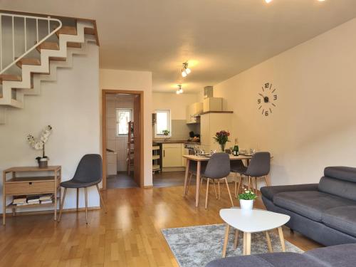ein Wohnzimmer mit einem Sofa und einem Tisch in der Unterkunft Ferienwohnung FüssenPur in Füssen