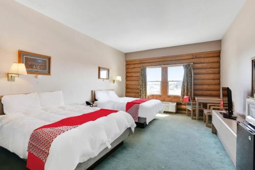 um quarto de hotel com duas camas e uma televisão em Casa Loma Inn & Suites by OYO Davenport IA near I-80 em Davenport