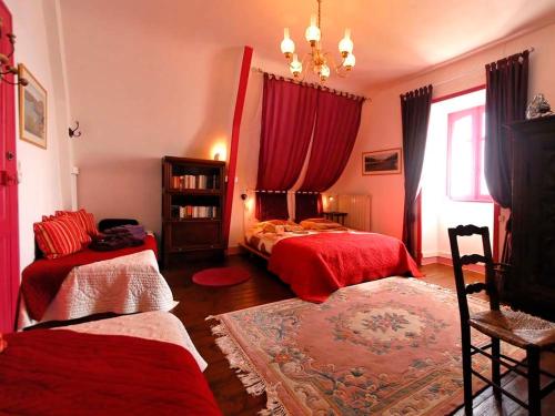 - une chambre avec 2 lits et un lustre dans l'établissement Villa de Jade, au Palais