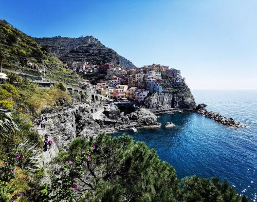 a view of the amalfi coast from a cliff at Sentieri Sul Mare in Manarola