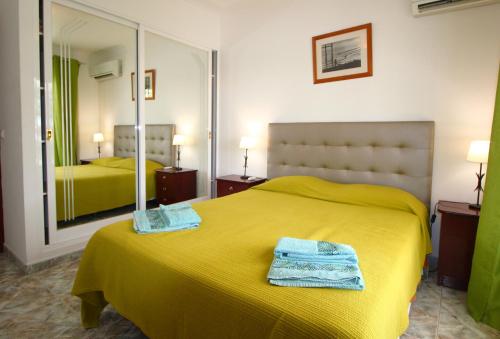Säng eller sängar i ett rum på Quinta Das Flores, Lote 9