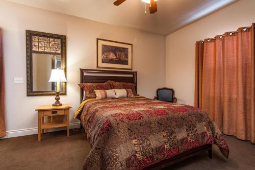 מיטה או מיטות בחדר ב-Two Bedroom Villa in the Heart of Branson!